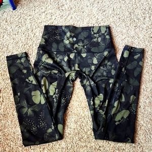 LULULEMON GREEN Black butterfly Leggings. size 8 and 31 in Length. LIKE NEW.